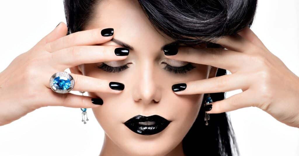 31 Glamorous Glitter Black Nail Designs for a Shimmering Look