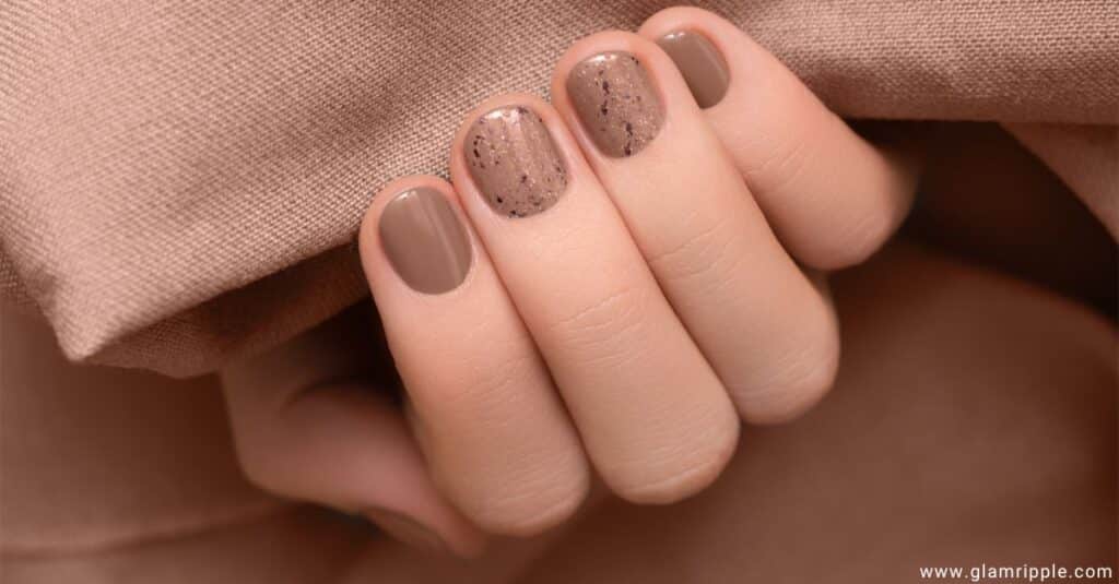 Examples of Minimalist Brown Nails: