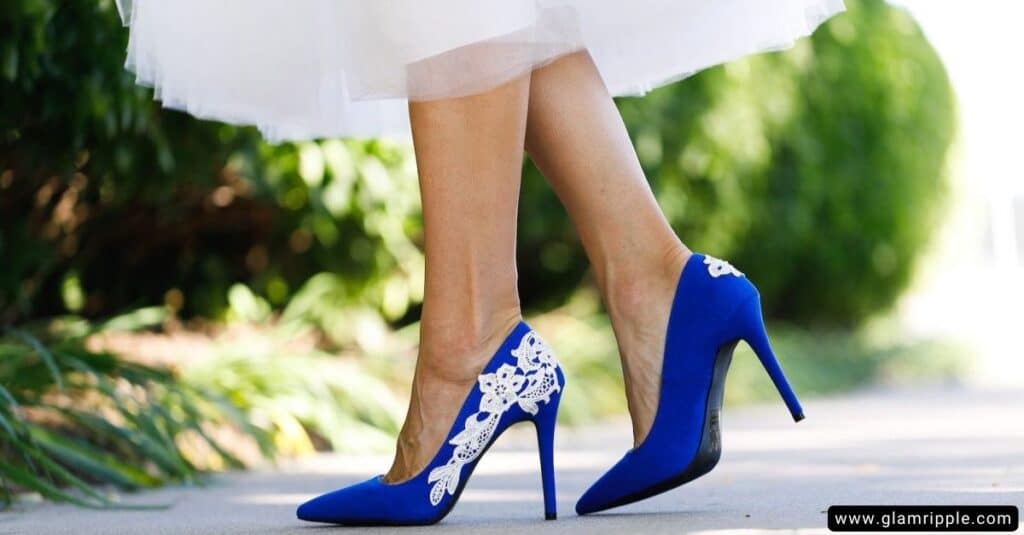 What Color Shoes to Wear with a Silver Dress & Outfits